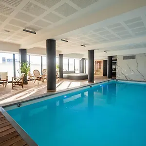 **** Aparthotel Le Barracuda & Spa, Centre Port, Pieds Dans L'eau, Vue France